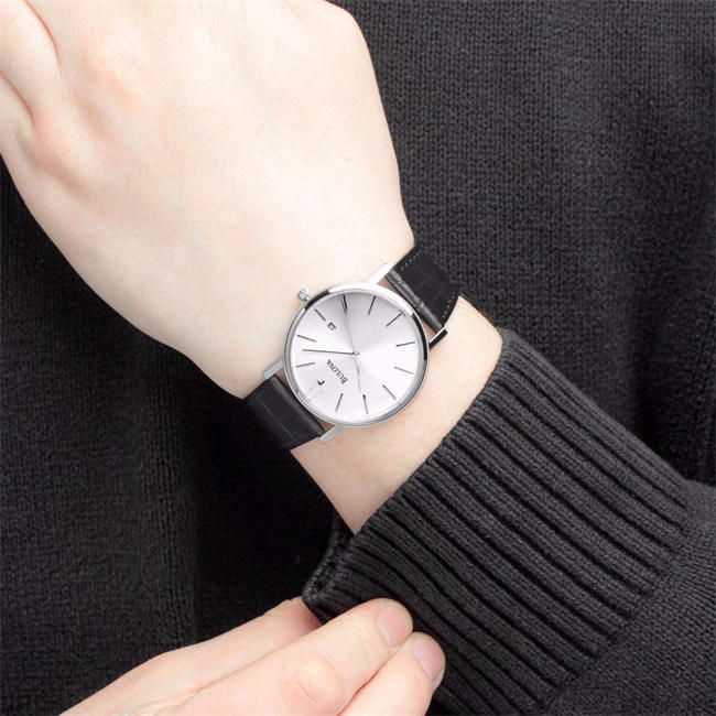 Men Classic Leather Strap Watch